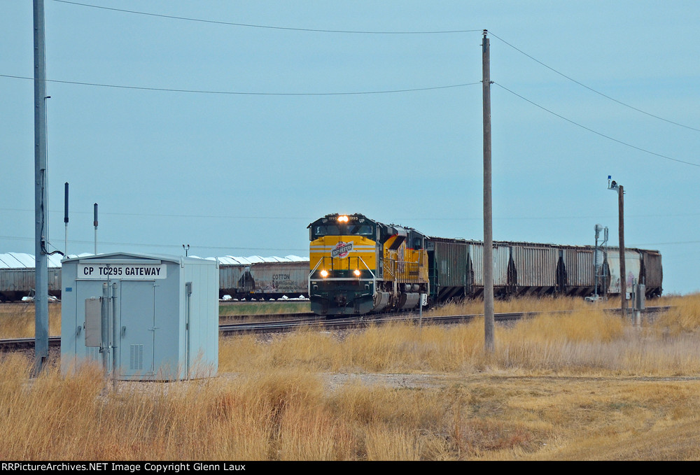 UP 1995 and UP 3074 pulling their train out of the Scoular plant